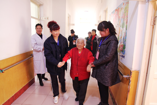 老人的笑容，我們的快樂(lè)——公司青年志愿者走進(jìn)敬老院活動(dòng)側(cè)記.jpg